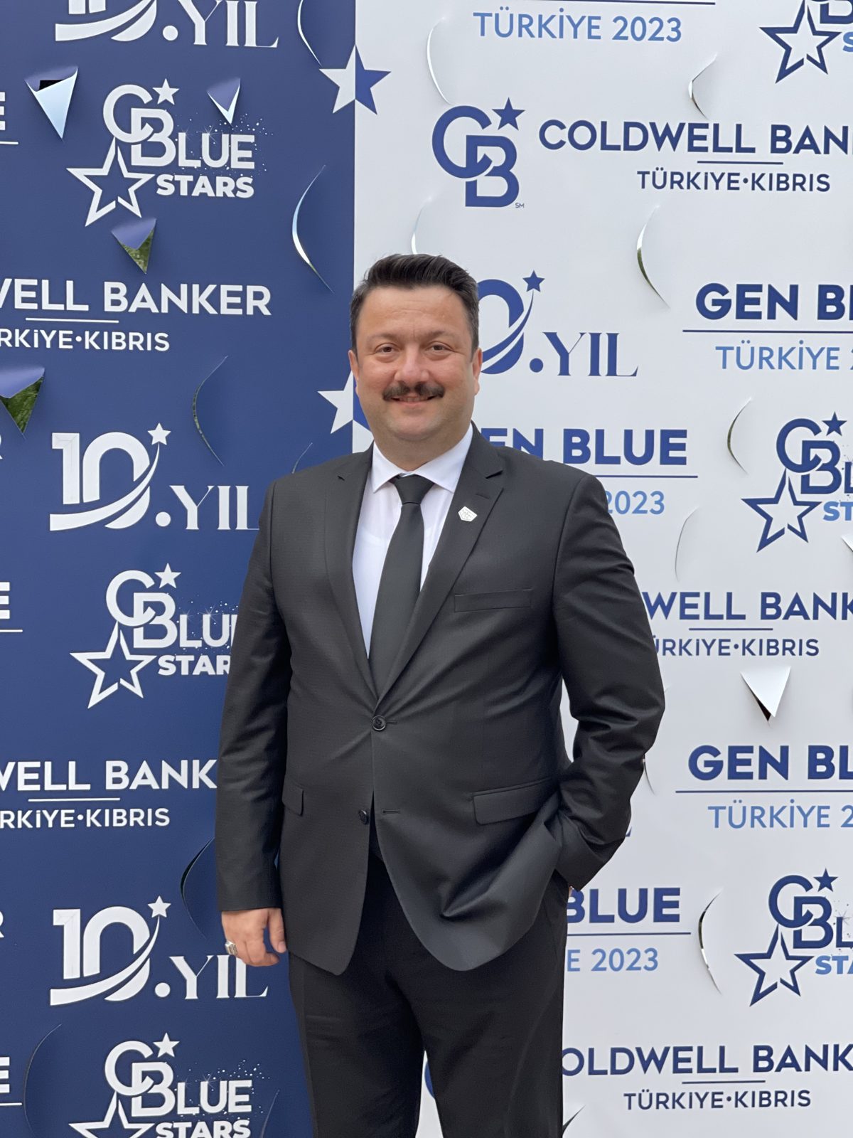Mehmet Gözen at an award ceremony