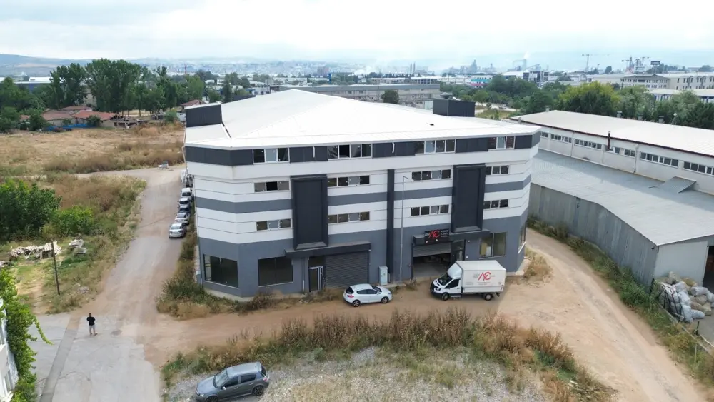 İnegöl Cerrah'taki satılık fabrika binasının havadan görünümü