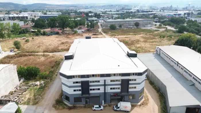 Fabrika binası ve çevresi, havadan