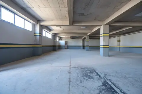 Geniş, kolonlu üretim katı