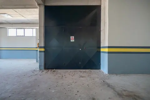 Kat içi geniş metal kapı